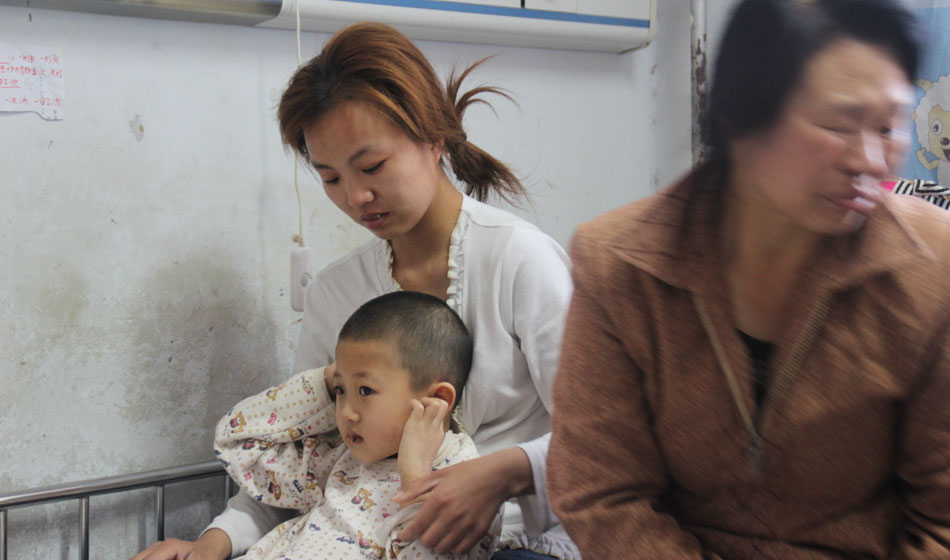 骨穿刺之后的小彬嫻心理產(chǎn)生了恐懼感，面對前來看望她的好心人士她會叫著捂上耳朵，使勁往媽媽的身體里躲，她總害怕自己再次承受那樣的疼痛。小彬嫻每一次這樣的舉動都深深刺痛著家人的心，他們不想讓孩子如此痛苦，又不想放棄治療，因為醫(yī)生說小彬嫻病情的治愈率挺高的，他們一定要陪孩子堅強地區(qū)戰(zhàn)勝病魔。