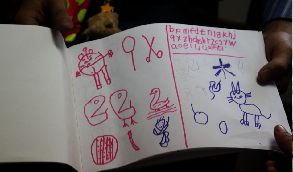 她還記得老師教給她的東西，或許她的畫中隱藏著小小的內(nèi)心深處的期盼。