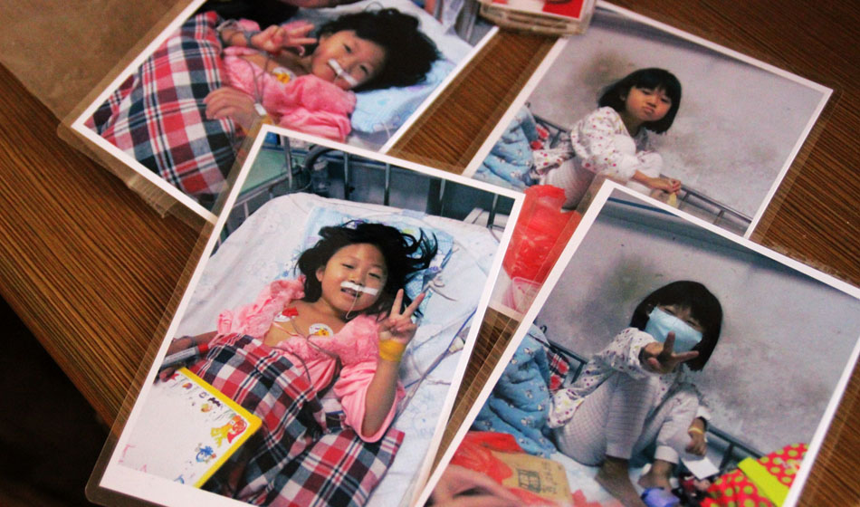 骨穿刺之前的輸血治療，小彬嫻的叔叔給她拍下的定格的微笑?！盀榱诵”驄梗依镒钪靛X的三馬車賣掉了，她叔叔把自己心愛的小車也賣掉了?！鄙Ｏ壬吹脚畠壕陀X得一切都值！