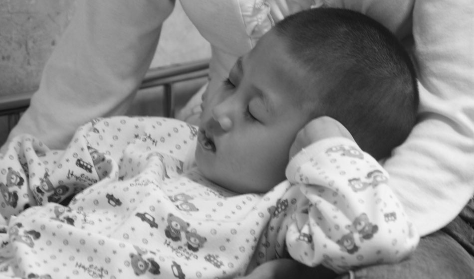 從生病那一天起，媽媽很少下床，她要時刻陪著小彬嫻，她知道女兒離不開自己。在病床上媽媽就是小彬嫻最安全的避風(fēng)港，就連睡覺也要躺在媽媽的懷里，這樣才安心。