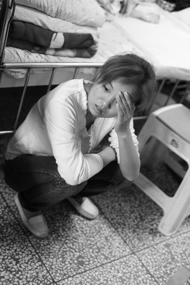 女兒熟睡之后，媽媽總會一個人想很多，女兒的病情、巨額的醫(yī)療費用時刻充斥著她的大腦，年輕的媽媽在這種情境下變得憔悴了很多，她不知道小彬嫻什么時候會好起來，帶著她穿梭在小公園里看著她稚嫩的笑。