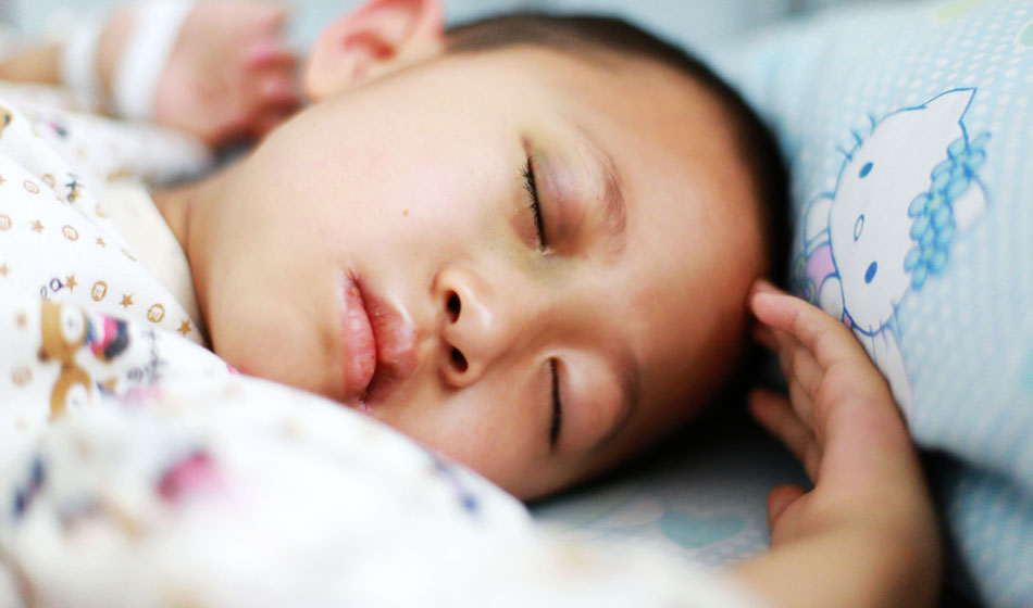 小彬嫻眼部、嘴部、脖子等出血點致使她無法吃硬東西，不小心劃破一下對她就是最大的損失，每個人都在保護著她，包括幼小的她自己。