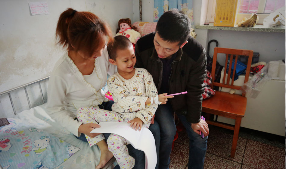 最近一段時間，小彬嫻似乎意識到了什么，只要醫(yī)生向她走來，哪怕是哭著她也會主動伸出胳膊，接受每天一次的皮下組織注射，“我不能流血，治好我才能回家?！彼紝W(xué)會了自我安慰。這個午后，她拿起愛心人士送給她的畫筆和畫紙開心地玩了起來，爸爸媽媽也終于露出了久違的笑臉，他們必須強忍著壓力給女兒更多的快樂。