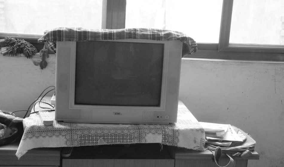 這臺彩色電視機是家里唯一的家用電器，而如今它也只是擺設(shè)，沒有人打開，即便是色彩斑斕的呈現(xiàn)，對這一家人來說都是黑白。