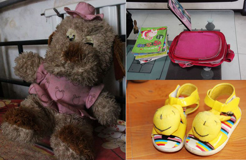 被小彬嫻當(dāng)成寶貝的毛絨玩具，臟兮兮地靠在床沿，顯得是那樣的孤單；還未裝包的書本、還未來及穿著蹦跳的可愛涼鞋都被放在了家里，它們也在等待小主人回家。