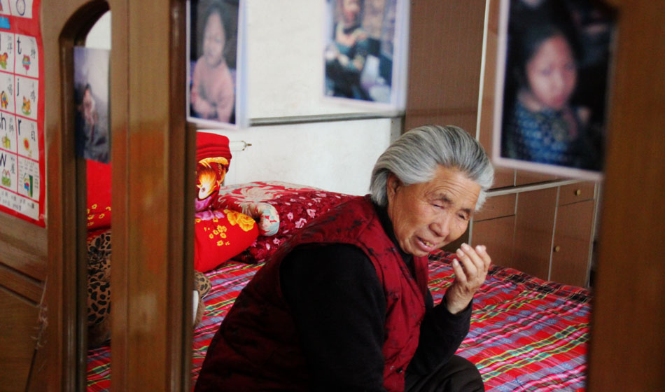 小彬嫻80歲的老奶奶每天在家祈禱小彬嫻早日回來。“老奶奶最親”這是小彬嫻對“誰最親”這個問題最多的回答，小彬嫻和老奶奶就像是一對好朋友，兩個人在一起總是歡聲笑語。而現(xiàn)在，老奶奶每天看著鏡子前的小彬嫻的照片就會淚流滿面。