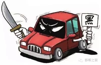 8月3日上午，公交分局接群眾報警稱，在汽車西站搭乘一輛白色奧拓(黑出租車)時，被該車司機(jī)持刀搶劫2600元。公交分局迅速組織警力現(xiàn)場勘查、走訪調(diào)查、調(diào)取天網(wǎng)監(jiān)控視頻、尋找嫌疑人蹤跡，經(jīng)大量工作，于次日凌晨6時許，辦案民警在復(fù)興區(qū)大乘寺附近發(fā)現(xiàn)嫌疑人的活動蹤跡。經(jīng)縝密布控，辦案民警在火車站一舉將犯罪嫌疑人張某某抓獲，犯罪嫌疑人張某某對持刀搶劫乘客的犯罪事實供認(rèn)不諱。