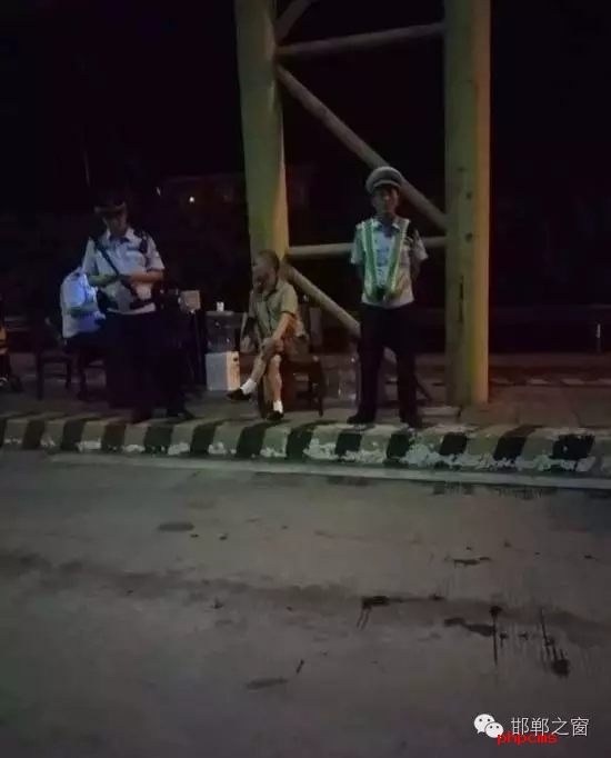 8月9日晚，磁縣交警大隊林坦中隊民警在執(zhí)行勤務(wù)中，對一輛小型普通客車進(jìn)行例行檢查，該車司乘人員三人，其中兩名乘坐人員神情恍惚，非?？梢?，民警認(rèn)真核對每名人員信息，經(jīng)網(wǎng)上對比查詢，系統(tǒng)提示陳某某具有吸毒史。執(zhí)勤民警立即對該車進(jìn)行全面徹查，并對該車三名司乘人員做了尿檢，檢驗結(jié)果兩名乘坐人員為陽性。最終，經(jīng)過細(xì)致盤問，周某某、陳某某對其吸毒事情供認(rèn)不諱。