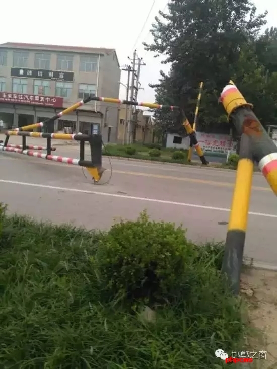 網(wǎng)友爆料：8月13日早上，邯鄲市臨漳東前坊表村附近的限高桿被撞倒。
