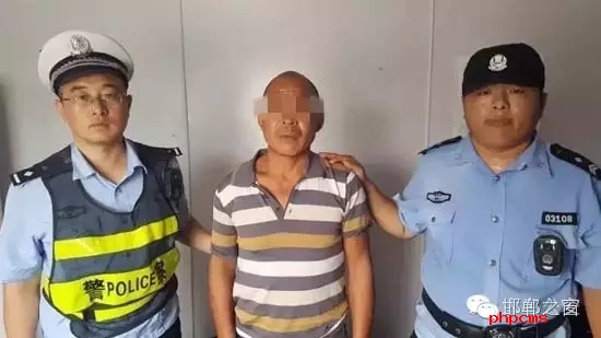 8月12日9時(shí)許，邯鄲大名鋪上高速口檢查站執(zhí)勤民警在對一輛由魏縣開往北京客車進(jìn)行安檢時(shí)，發(fā)現(xiàn)一名網(wǎng)上逃犯。經(jīng)核查，該男子為王某平，系涉嫌濫伐林木網(wǎng)上逃犯。該王于今年3月份在未有辦理《林木采伐許可證》的情況下，亂砍濫伐林木97棵。