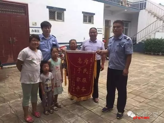 8月份，雞澤縣局店上派出所在開展入戶訪查工作中了解到，2011年，浮東三村村民孟某與外地女子唐某（云南省昭通市人）結(jié)婚，戶口沒有遷移，因是二婚，妻子唐某帶有的三個(gè)孩子也跟隨孟某生活，三個(gè)孩子均沒有戶口。不幸的是，其妻子唐某在2015年年底因車禍死亡，三個(gè)孩子無法取得醫(yī)學(xué)證明，就一直未能申報(bào)戶口。民警在獲悉此情況后，主動(dòng)上門對這3個(gè)無戶口孩子進(jìn)行入戶調(diào)查，經(jīng)過一周的緊張工作，雞澤縣局店上派出所會(huì)同縣局戶政股為這3個(gè)孩子解決了戶口問題，最終將3個(gè)孩子的戶口頁交到孟某手中。